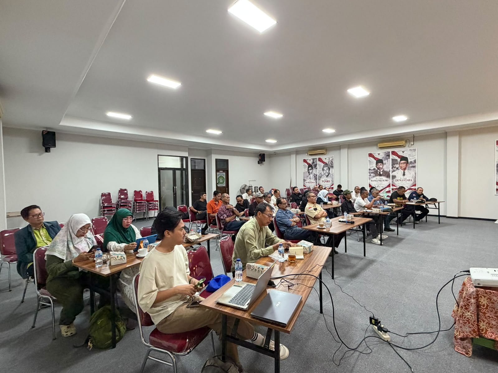 Jajaran Pengurus Pusat IKA Unmul bersama para peserta menyimak pemaparan materi dalam diskusi terbuka mengenai hilirisasi industri pertanian di Sekretariat IKA Unmul, Samarinda, Selasa (29/9/2026) malam.